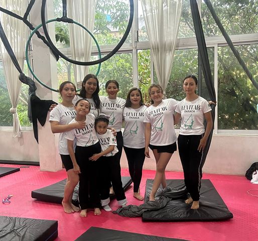 Atletas oaxaqueñas de la academia de danza aérea Levitar, tras haber participado en el Macroregional de deportes aéreos en el mes de abril.