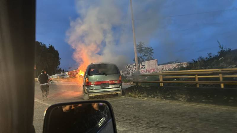 Siguen los incidentes en el Cerro del Fortín, se incendia vehículo.clamorsocial