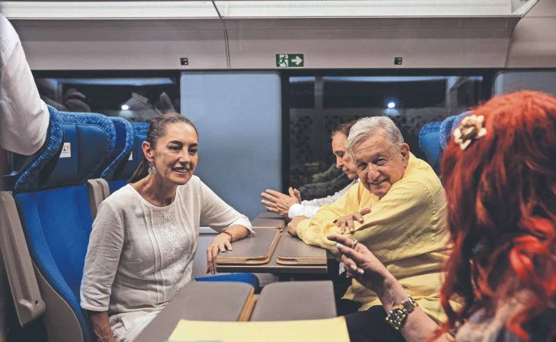 AMLO y Claudia Sheinbaum abordan el Tren Maya y recorren la península de Yucatán.clamorsocial