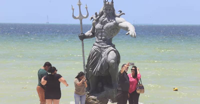 Estatua de Poseidón se vuelve famosa tras paso del huracán Beryl en Yucatán.clamorsocial