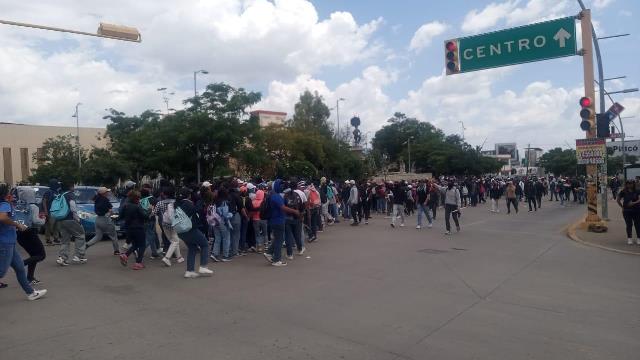 Normalistas de Oaxaca marchan como protesta por desalojo en manifestación de días pasados.- Fotos: Redes sociales.- clamorsocial.com
