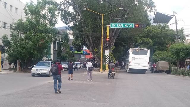 Normalistas de Oaxaca marchan como protesta por desalojo en manifestación de días pasados.- Fotos: Redes sociales.- clamorsocial.com