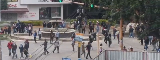 Normalistas de Oaxaca marchan como protesta por desalojo en manifestación de días pasados.- Fotos: Redes sociales.- clamorsocial.com