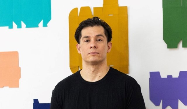 Isauro Huizar, nacido en Culiacán, Sinaloa, ha construido una carrera artística que se extiende desde la Ciudad de México hasta Los Ángeles y Tokio.