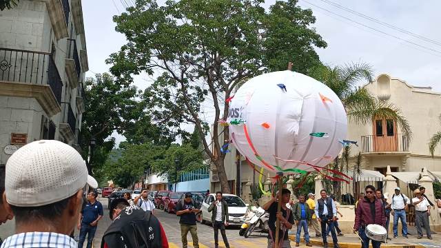 Marchan integrantes de la Sección 22, en Oaxaca