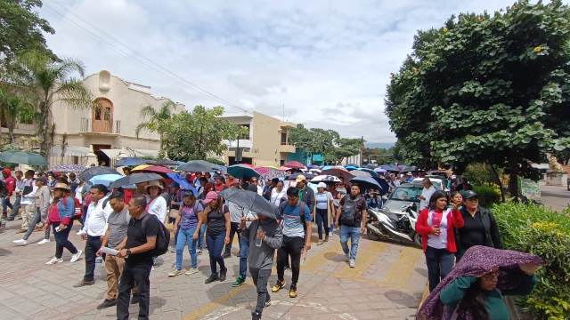 Marchan integrantes de la Sección 22, en Oaxaca