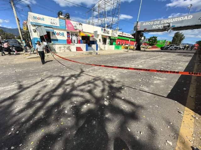 Cierran circulación a la altura del mercado de las Flores.- clamor social.com Foto: redes sociales