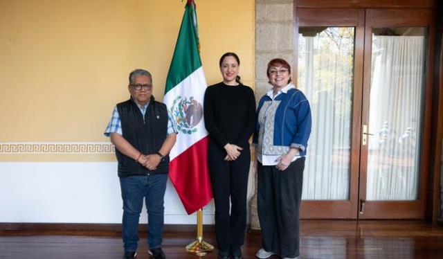 Con una trayectoria de más de 40 años, es una reconocida locutora, conductora, productora, columnista, guionista, actriz, cabaretera, tallerista y conferencista.
