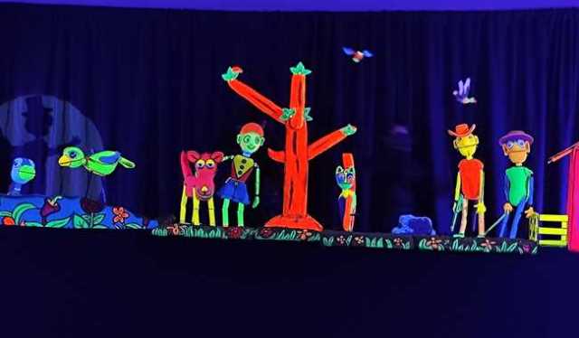 Pedro y el lobo combina el teatro de títeres con la danza.