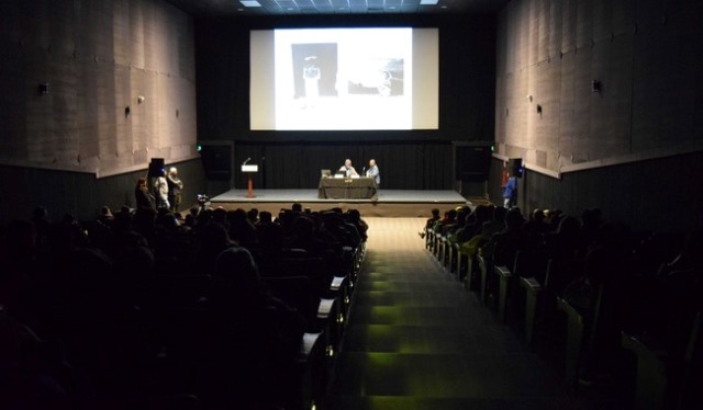 La charla se enfocó en la narrativa y experimentación en los fotolibros, narrando globalmente los inicios históricos de estos soportes visuales, definiendo diversos conceptos relevantes a la fotografía en sí y mostrando una variedad de ejemplos gráficos.