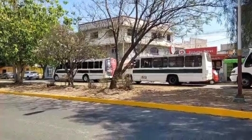 Normalistas retienen autobuses en Cinco Señores