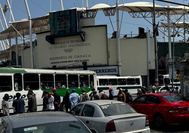 Bloqueo en el crucero del estadio de béisbol