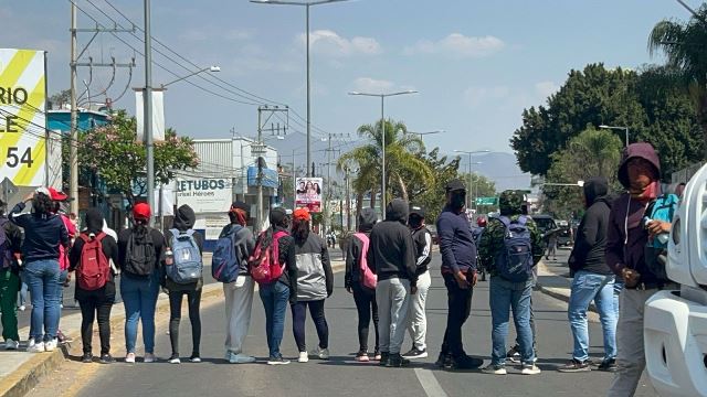 Bloquean normalistas el Estadio de Béisbol