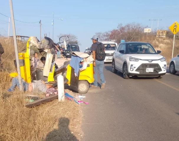 Se accidenta Mototaxi en Suchilquitongo; hay dos lesionados
