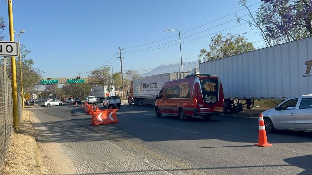 Continúa cerrado el paso en la autopista Oaxaca - Huitzo