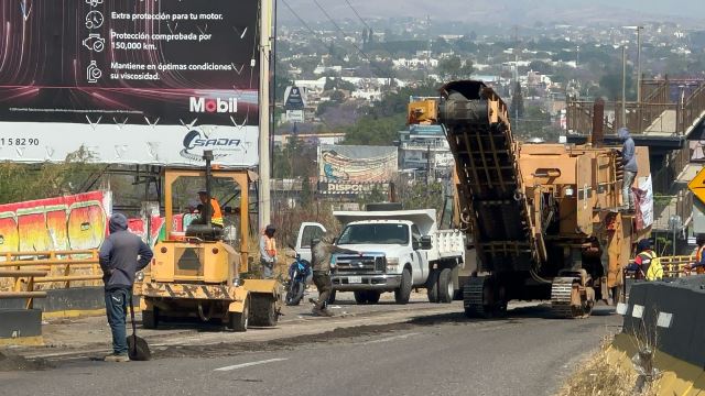 Cerrado un carril del Cerro del Fortín por trabajos de bacheo.- clamorsocial.com