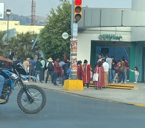 Para demandar atención, MULT protesta en sedes de CFE en Periférico