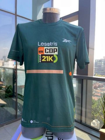 También se presentó la camiseta conmemorativa que será entregada a todos los corredores.