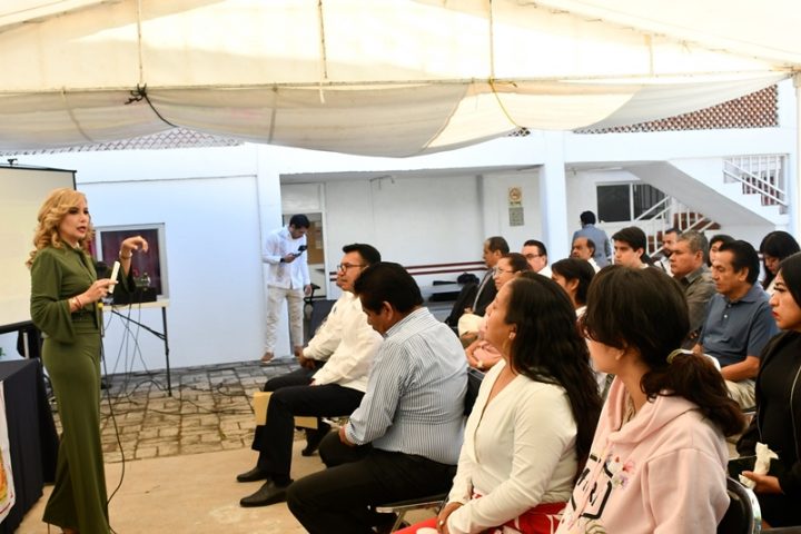 Magistrada Lorena Pérez Romo es recibida por universitarios y catedráticos en Oaxaca. Foto: clamorsocial.com