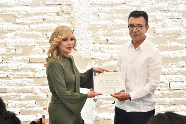 Magistrada Lorena Pérez Romo es recibida por universitarios y catedráticos en Oaxaca. Foto: clamorsocial.com