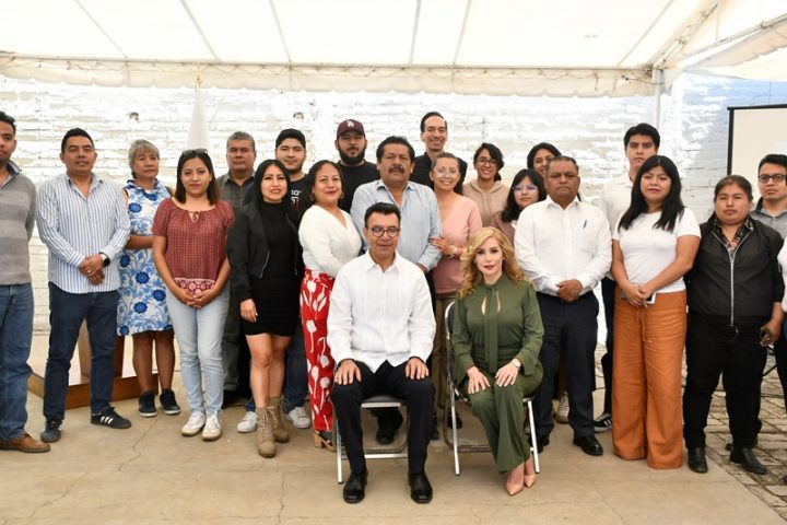 Magistrada Lorena Pérez Romo es recibida por universitarios y catedráticos en Oaxaca. Foto: clamorsocial.com