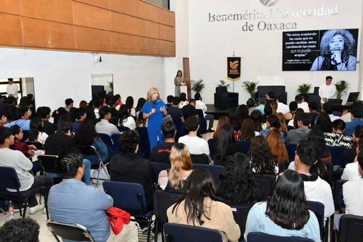 Magistrada Lorena Pérez Romo es recibida por universitarios y catedráticos en Oaxaca. Foto: clamorsocial.com