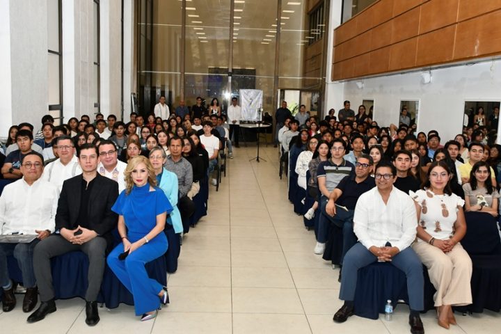 Magistrada Lorena Pérez Romo es recibida por universitarios y catedráticos en Oaxaca. Foto: clamorsocial.com