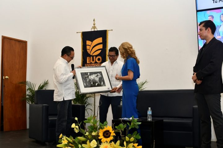 Magistrada Lorena Pérez Romo es recibida por universitarios y catedráticos en Oaxaca. Foto: clamorsocial.com