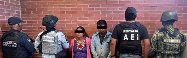 Fiscalía de Oaxaca, DEFENSA y Guardia Nacional detienen a dos personas durante cateo realizado en la región de la Sierra Sur; aseguran dosis de droga