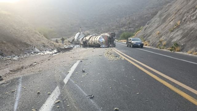 Se registra volcadura sobre la autopista Oaxaca - Cuacnopala