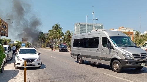 Se incendia un vehículo en la Zona Hotelera de Cancún.