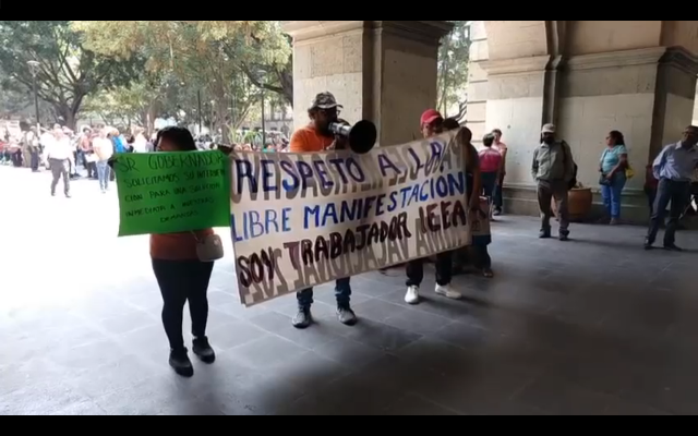 Trabajadores del IEEA protestan en Palacio de Gobierno