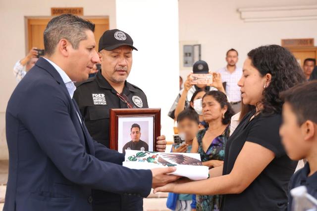 Fiscalía de Oaxaca rinde homenaje a Comandante de la AEI caído en el cumplimiento de su deber