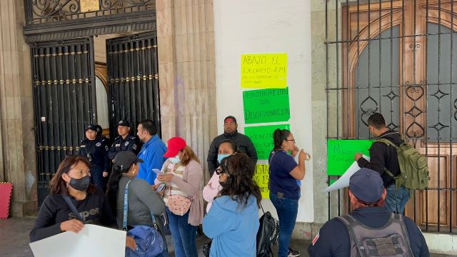 Ex burócratas protestan en Palacio de Gobierno