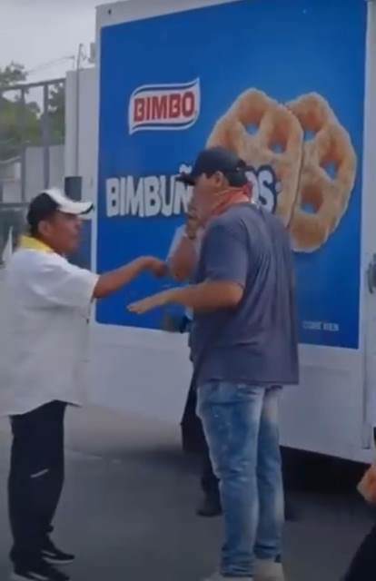 Taxista encara a "normalistas" que vandalizaban camión de BIMBO.- clamorsocial.com