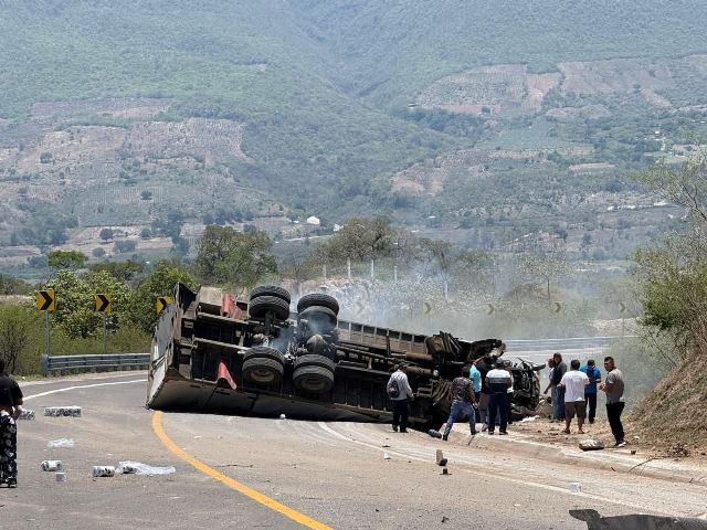 Dos muertos deja volcadura de tráiler en la Mitla - Tehuantepec.-clamorsocial.com