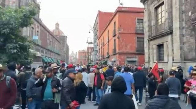 Toma Sección 22 el Palacio Nacional en la CDMX