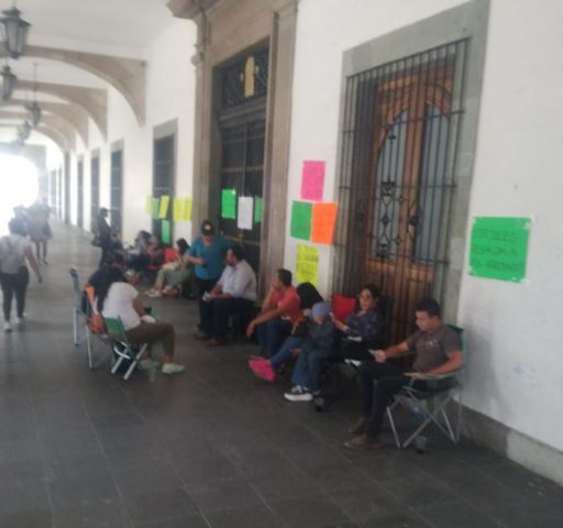 Llegan ex burócratas al Palacio de Gobierno