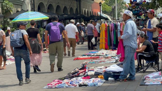 Vendedores se instalan en el zócalo