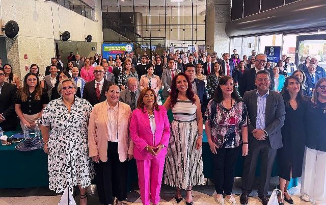 Integrantes de la Alianza para la Educación Superior (ALPES) y funcionarios de la Secretaría de Educación, en la Cámara de Diputados, donde la organización celebró su Asamblea General Ordinaria.