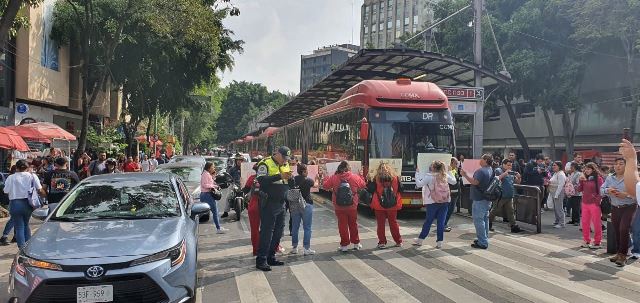 “NOS DEJARON SIN TRABAJO Y SIN JUSTICIA”, DICEN EN PROTESTA ENFERMERAS Y TRABAJADORES DEL SANATORIO TRINIDAD