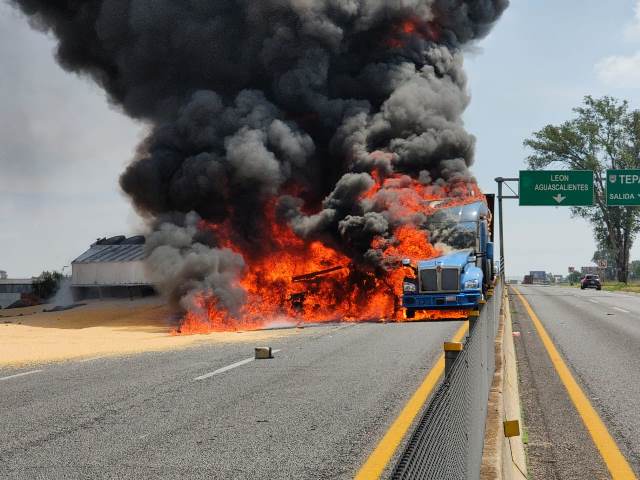 Un tractocamión se queda sin frenos e impacta con varios vehículos