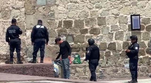 Retiran a indigentes de la Iglesia de San Agustín.- clamorsocial.com