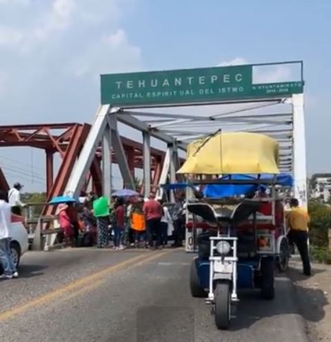 Bloquean nuevamente el Puente de Fierro en Tehuantepec.- clamorsocial.com