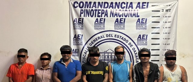 Fiscalía de Oaxaca, junto a Marina, DEFENSA, Policía Municipal y Vial detienen a ocho personas por narcomenudeo, en Pinotepa Nacional.- CLAMORSOCIAL.COM
