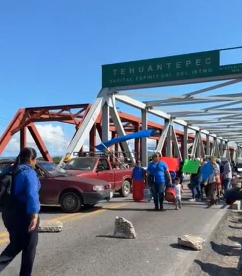Cierran el puente de Fierro en Tehuantepec