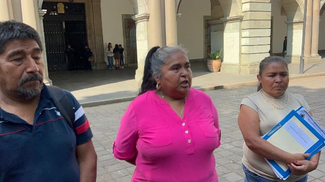 Edil de Zapotitlán Palmas pide que no haya desaparición de poderes en su municipio; la acusan de corrupción