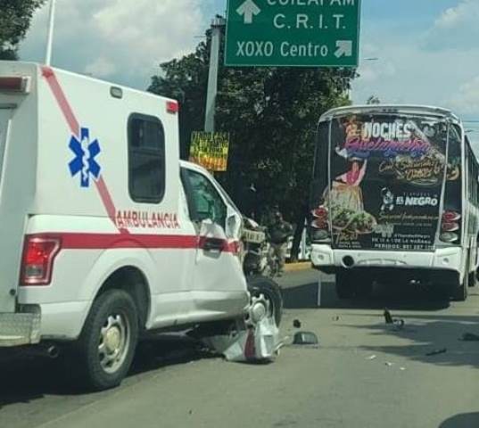 Choque entre una ambulancia y un urbano del transporte público en Xoxocotlán, Oaxaca.