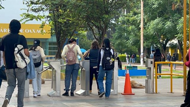 Regresan a clases estudiantes de la UABJO.- clamorsocial.com