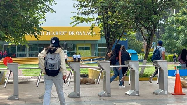 Regresan a clases estudiantes de la UABJO.- clamorsocial.com
